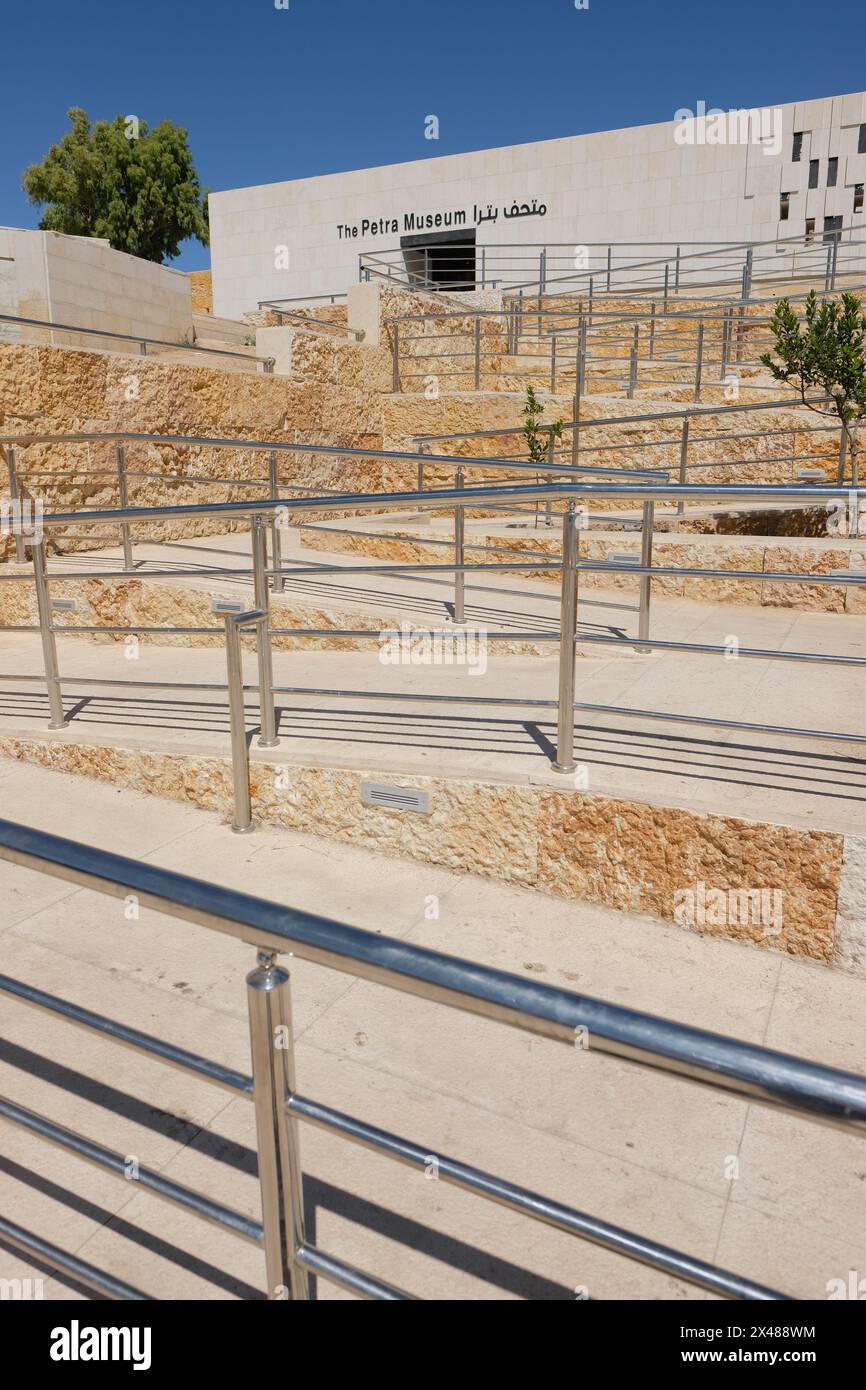 Petra Jordan Außenansicht des neuen modernen Petra Museums, das eine Sammlung von Artefakten des Nabatäischen Reiches beherbergt - Foto August 2023 Stockfoto