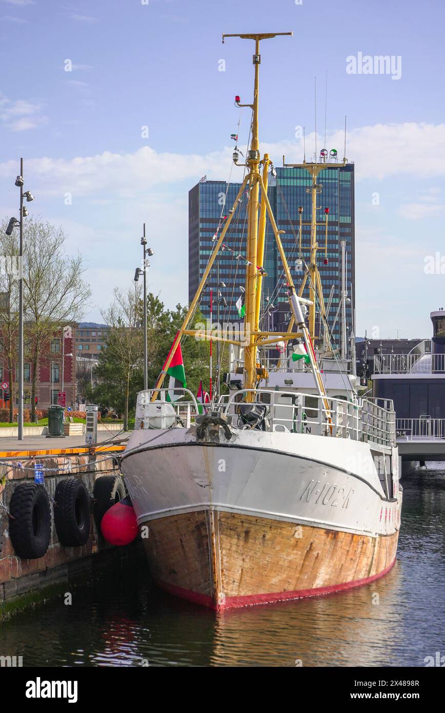 Oslo 20240430. Das ehemalige Fischerboot Handala legt in den frühen Morgenstunden des 1. Mai in Langkaia an, bevor es heute Nachmittag seine Reise in Richtung Gaza beginnt. Das Boot wird auf dem Weg nach Gaza eine Reihe von europäischen Häfen besuchen. Ziel ist es, die Blockade zu brechen, und der Schlittschuh wird als Geschenk an die Fischer in Gaza als Beitrag zum Wiederaufbau der Fischereiflotte geschenkt werden Foto: ORN E. Borgen / NTB Stockfoto