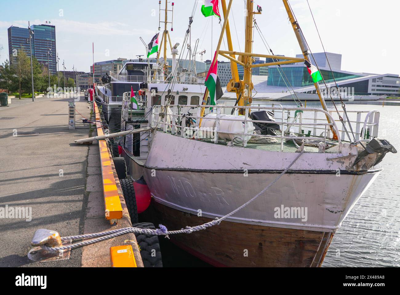 Oslo 20240430. Das ehemalige Fischerboot Handala legt in den frühen Morgenstunden des 1. Mai in Langkaia an, bevor es heute Nachmittag seine Reise in Richtung Gaza beginnt. Das Boot wird auf dem Weg nach Gaza eine Reihe von europäischen Häfen besuchen. Ziel ist es, die Blockade zu brechen, und der Schlittschuh wird als Geschenk an die Fischer in Gaza als Beitrag zum Wiederaufbau der Fischereiflotte geschenkt werden Foto: ORN E. Borgen / NTB Stockfoto