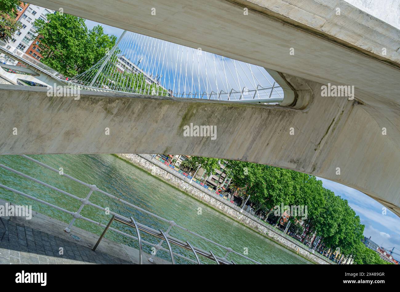 BILBAO, SPANIEN – 10. MAI 2014: Die Zubizuri (Baskisch für „weiße Brücke“), auch Campo Volantin-Brücke genannt, ist eine gekoppelte Bogenbrücke über die ne Stockfoto