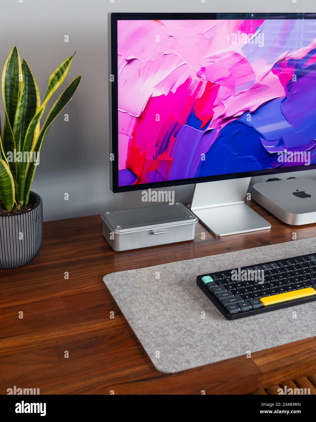 LONDON – 30. APRIL 2024: Apple Mac Computer im modernen Home Office, Arbeit von zu Hause aus, minimaler Schreibtischaufbau Stockfoto