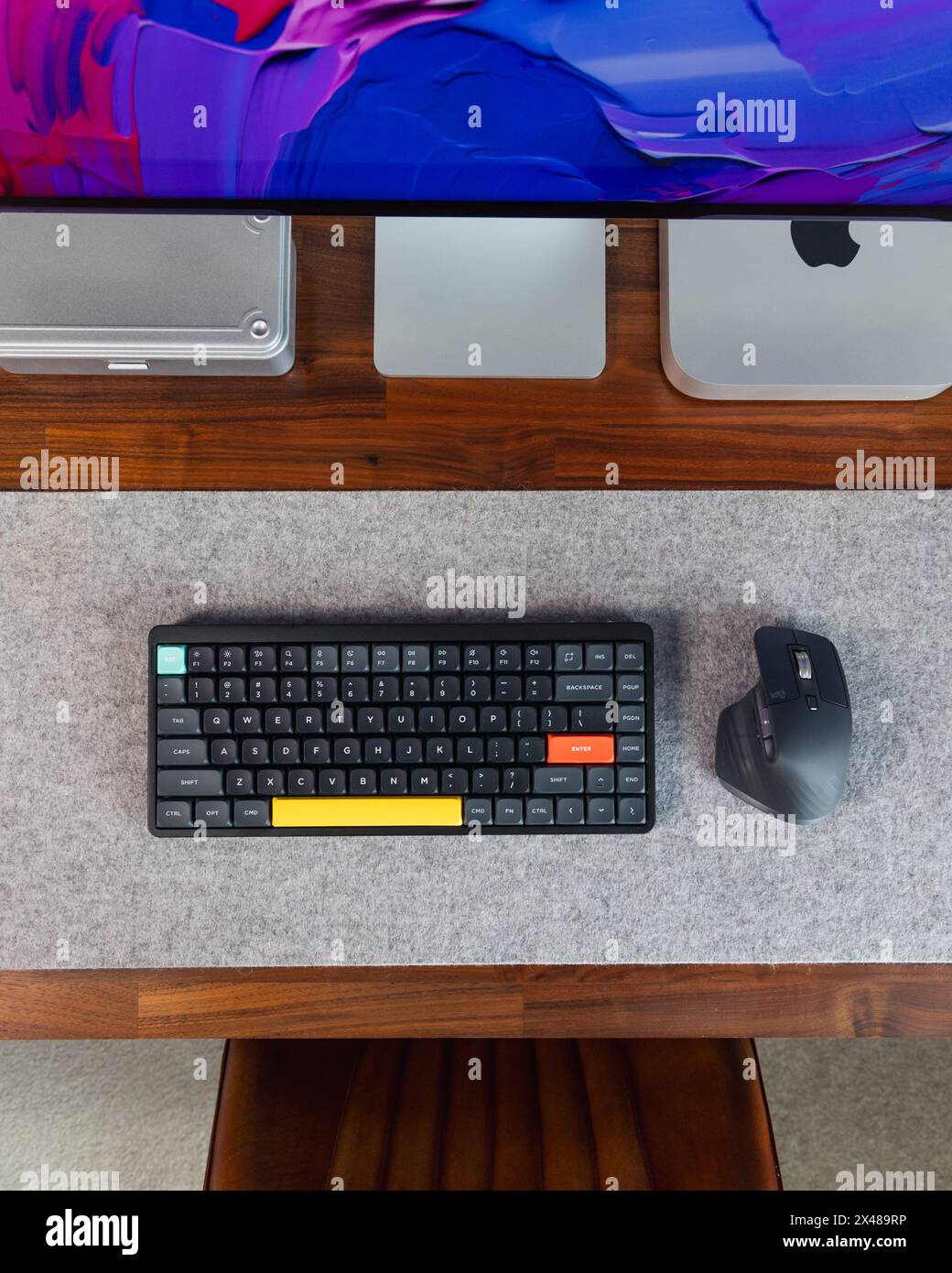 LONDON – 30. APRIL 2024: Apple Mac Computer im modernen Home Office, Arbeit von zu Hause aus, minimaler Schreibtischaufbau Stockfoto
