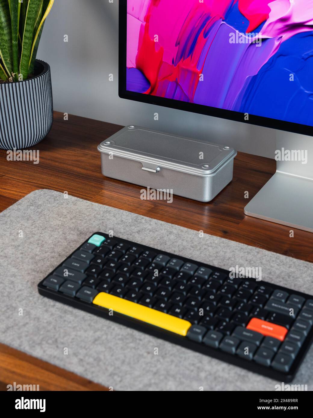 LONDON – 30. APRIL 2024: Apple Mac Computer im modernen Home Office, Arbeit von zu Hause aus, minimaler Schreibtischaufbau Stockfoto
