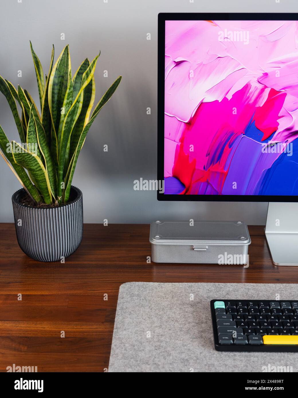 LONDON – 30. APRIL 2024: Apple Mac Computer im modernen Home Office, Arbeit von zu Hause aus, minimaler Schreibtischaufbau Stockfoto