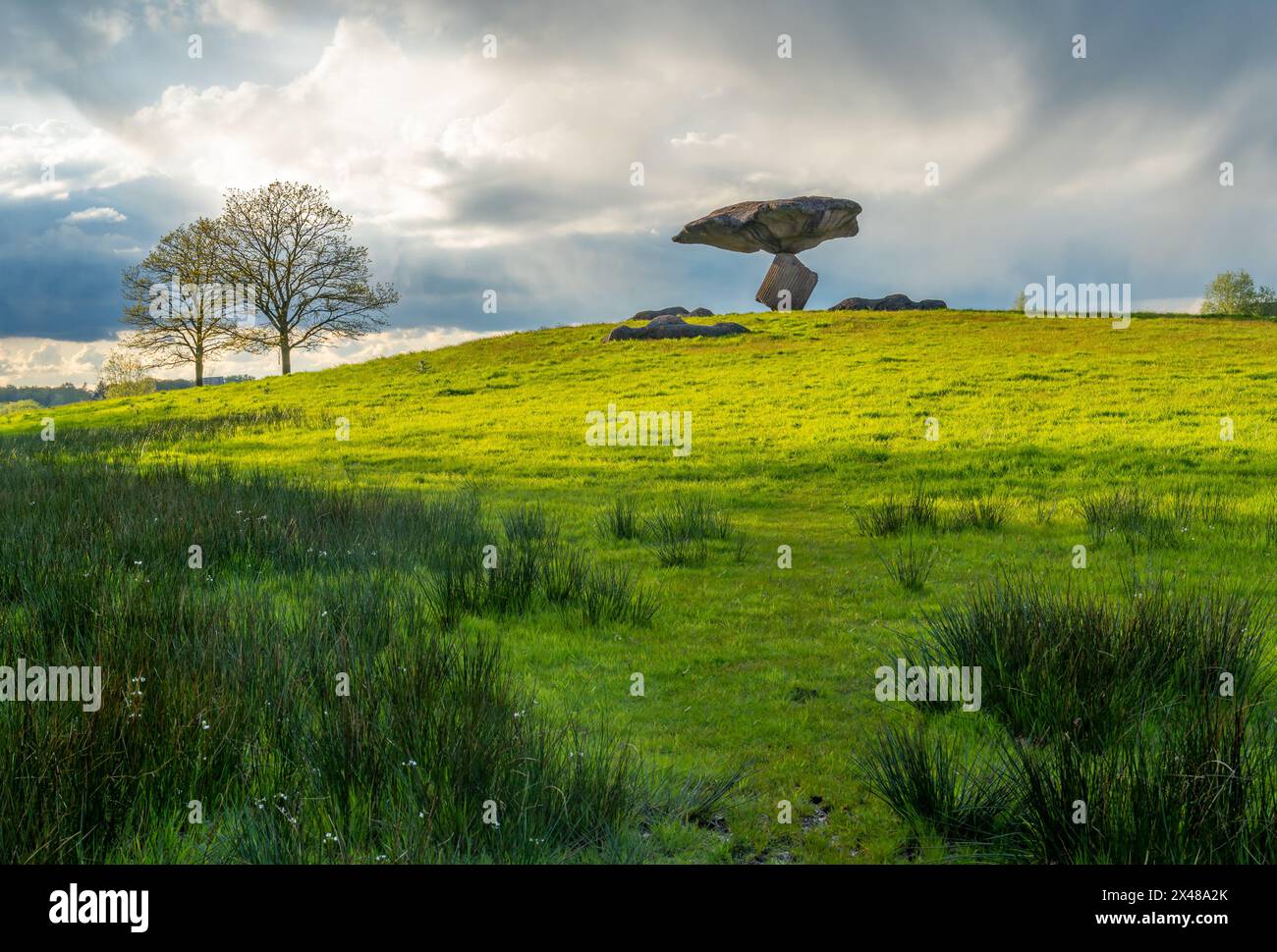 Dalfsen, Provinz Overijssel, Niederlande, 21.04.2024, künstlicher Hügel mit Kunstwerken an der Spitze, bekannt als Zwevende Kei des Künstlers Bas Maters Stockfoto