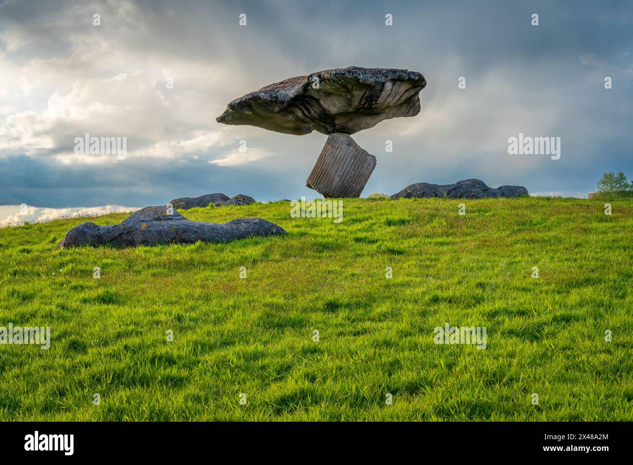 Dalfsen, Provinz Overijssel, Niederlande, 21.04.2024, künstlicher Hügel mit Kunstwerken an der Spitze, bekannt als Zwevende Kei des Künstlers Bas Maters Stockfoto