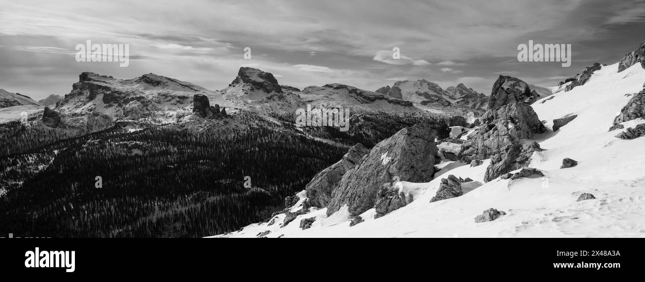 Cinque Torri in der Nuvolao Group Mountain Range Panorama monochrome Winterlandschaft Stockfoto