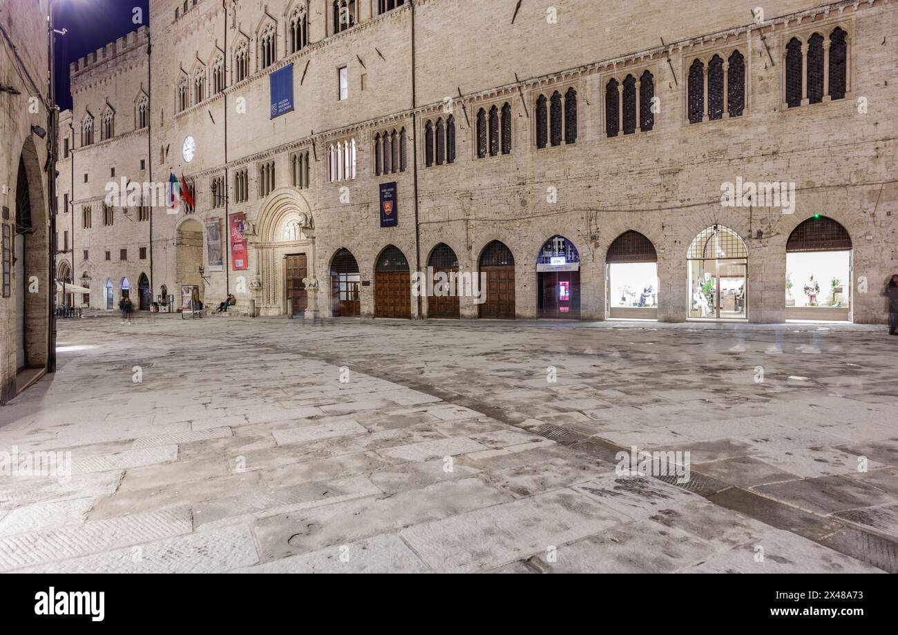 Perugia, Umbrien, Italien - 26. April 2024: Corso Vannucci mit dem „Palazzo dei priori“, nachts. Stockfoto