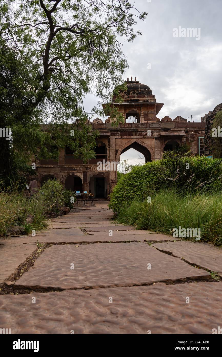 Künstlerische Eingangstür der Wanderwege am Abend aus verschiedenen Winkeln wird im rao Jodha Park mehrangarh Fort jodhpur rajasthan indien aufgenommen. Stockfoto