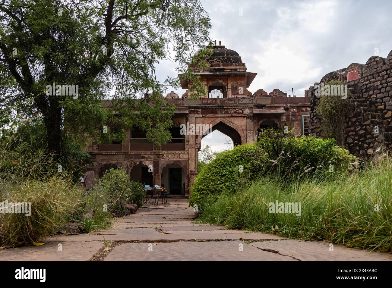 Künstlerische Eingangstür der Wanderwege am Abend aus verschiedenen Winkeln wird im rao Jodha Park mehrangarh Fort jodhpur rajasthan indien aufgenommen. Stockfoto