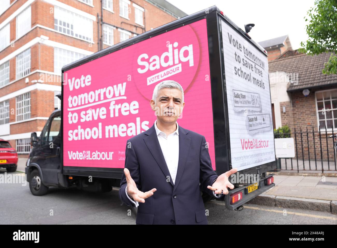 Aktueller Bürgermeister von London und Parteikandidat Sadiq Khan bei der Launch eines Werbewagens für seine Kampagne vor der Londoner Bürgermeisterwahl am Donnerstag. Bilddatum: Mittwoch, 1. Mai 2024. Stockfoto