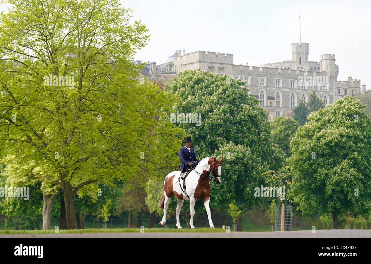 Katie Jerram-Hunnable reitet mit seiner Majestät dem Sonnenstrahl der Könige während eines Fotoanrufs bei der Royal Windsor Horse Show in Windsor. Bilddatum: Mittwoch, 1. Mai 2024. Stockfoto