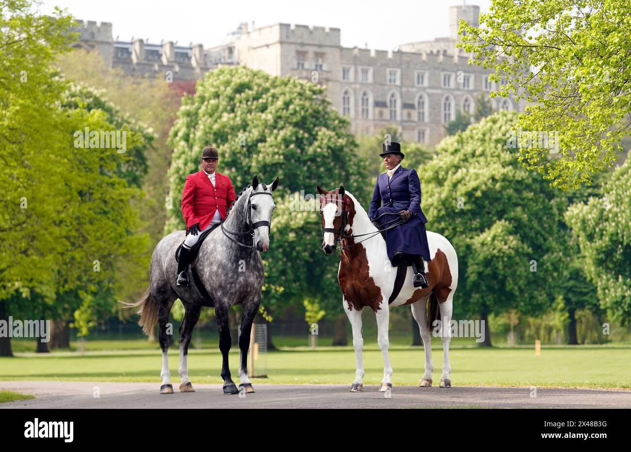 Chris Hunnable reitet Mrs I Shervingtons Goosey Gander (links) und Katie Jerram-Hunnable reitet seine Majestät die Könige Sonnenstrahl während eines Fotobesuchs bei der Royal Windsor Horse Show in Windsor. Bilddatum: Mittwoch, 1. Mai 2024. Stockfoto