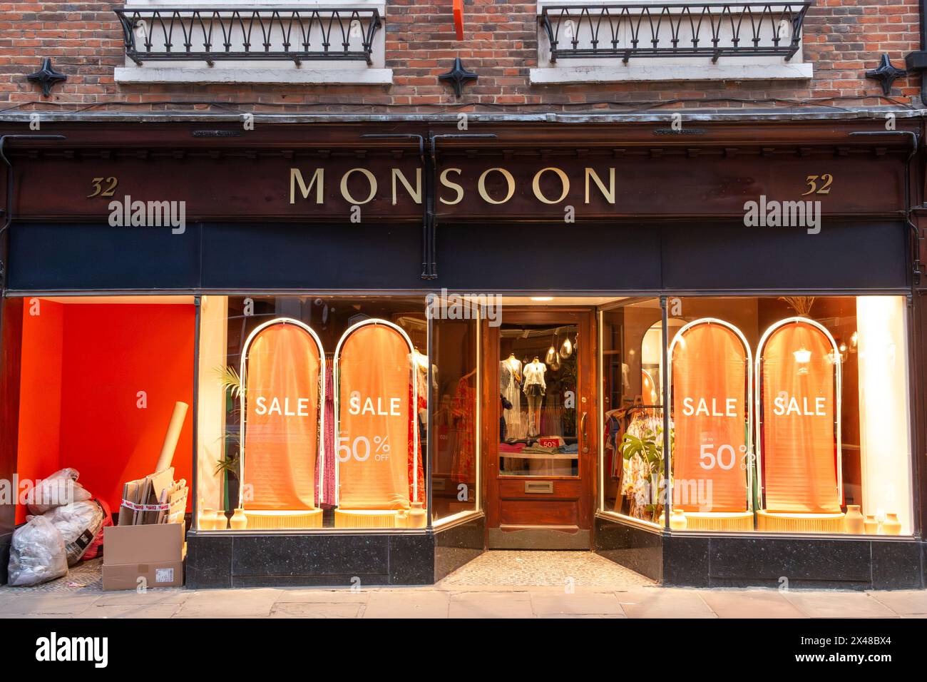 Fassade eines Monsun-Modegeschäfts mit einem 50 % Rabatt auf das Verkaufsschild an den Schaufenstern. Cambridge, England, Großbritannien Stockfoto