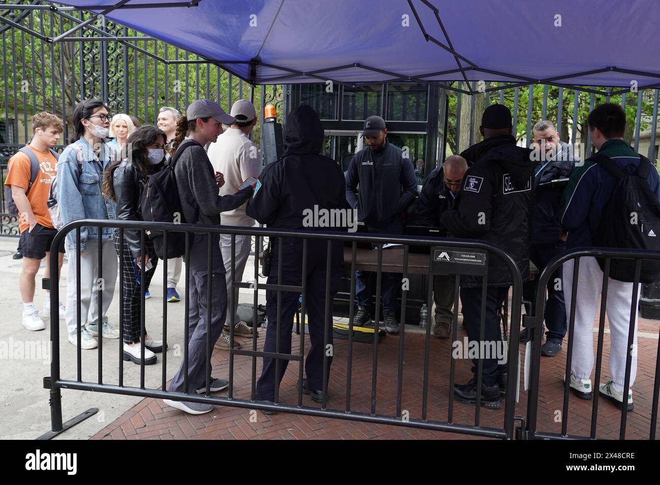 New York, Usa. April 2024. Sicherheits- und Identitätskontrolle vor der Columbia University, während Proteste der palästinensischen Studenten mit verstärkter Polizeipräsenz und eingeschränktem Zugang zum Campus für Presse, Öffentlichkeit und sogar Studenten, die nicht auf dem Campus wohnen, fortgesetzt werden. Quelle: SOPA Images Limited/Alamy Live News Stockfoto