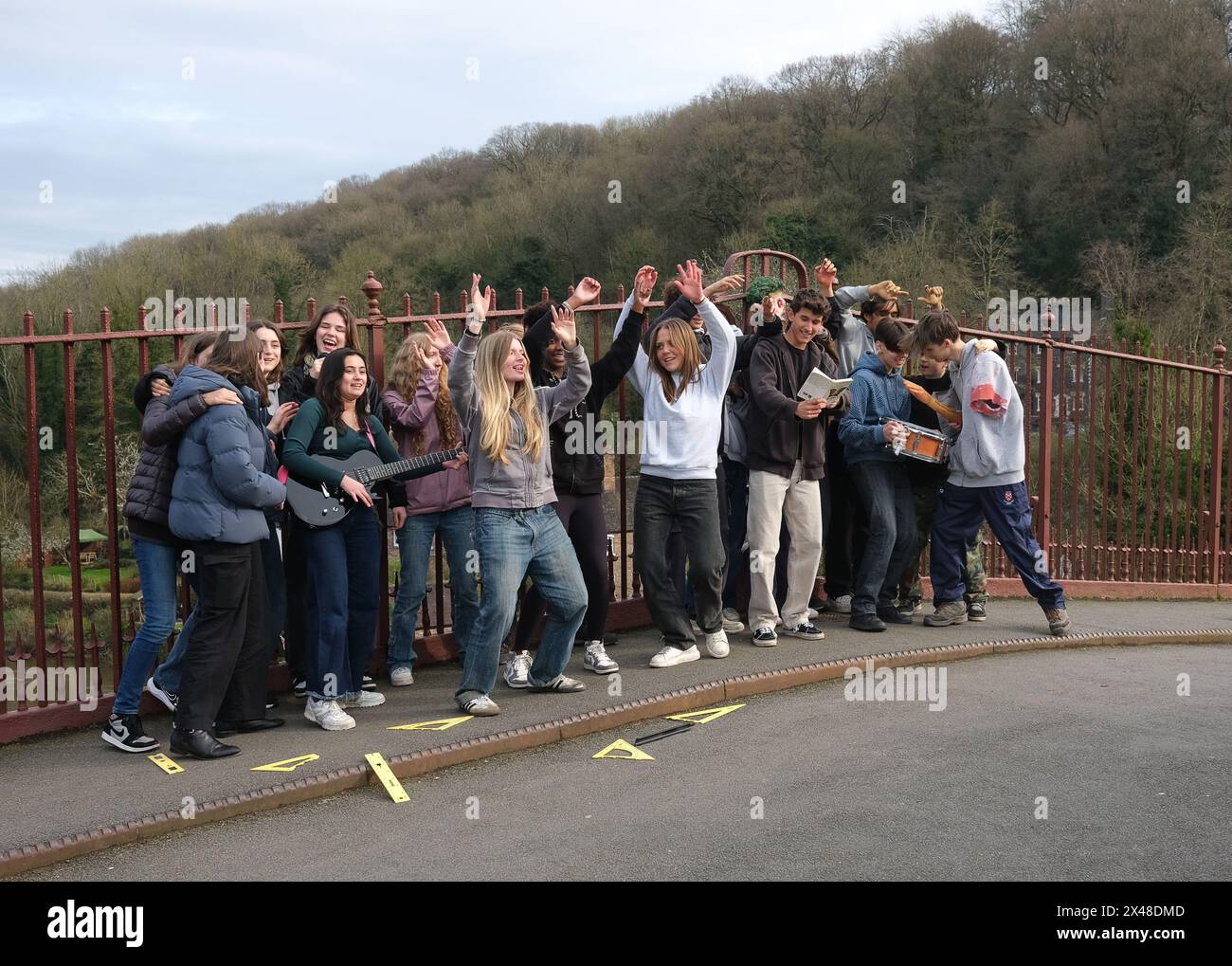 Teenager-Studenten besuchen das Ironbridge-Weltkulturerbe 2024 Stockfoto