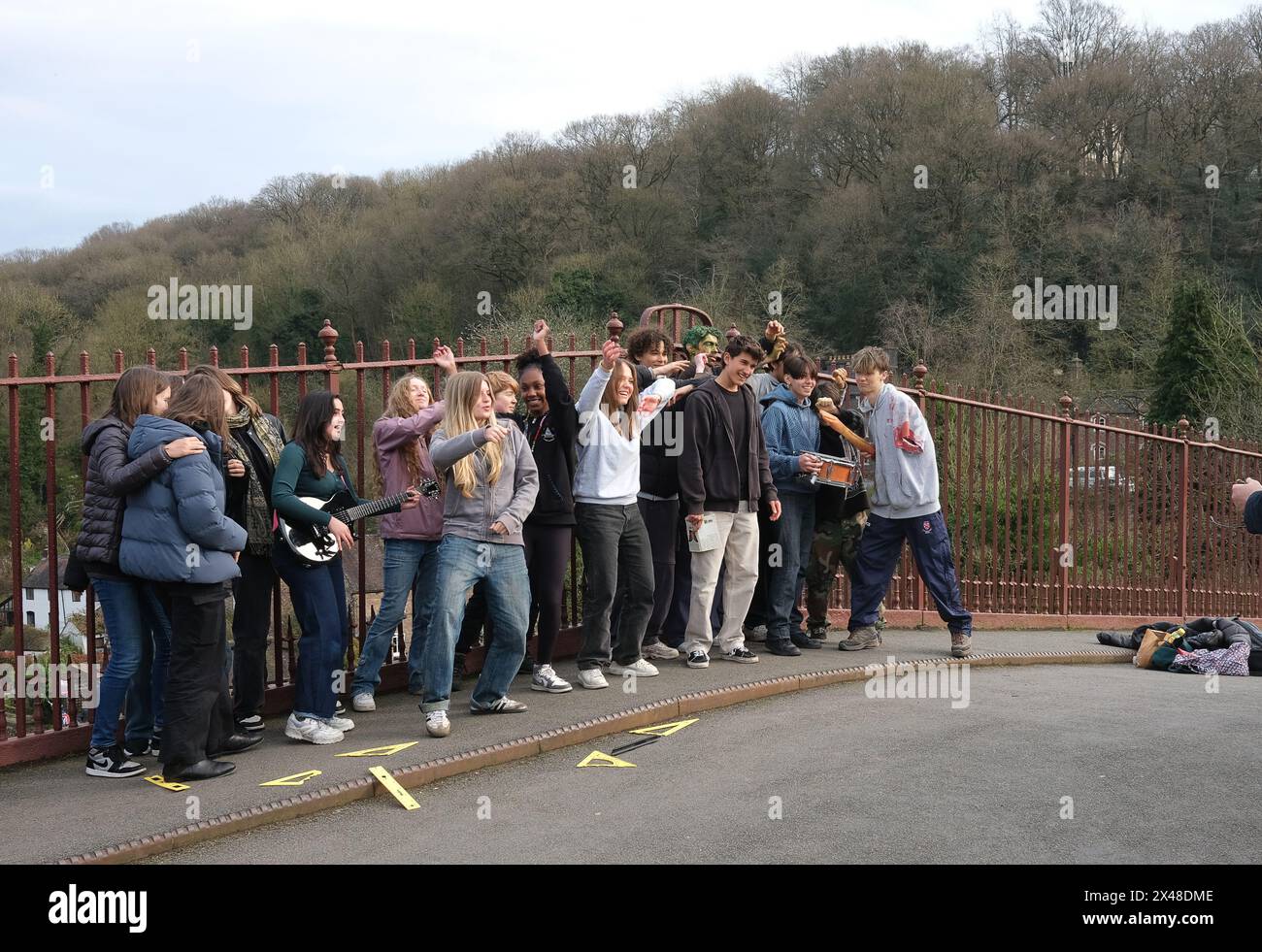 Teenager-Studenten besuchen das Ironbridge-Weltkulturerbe 2024 Stockfoto