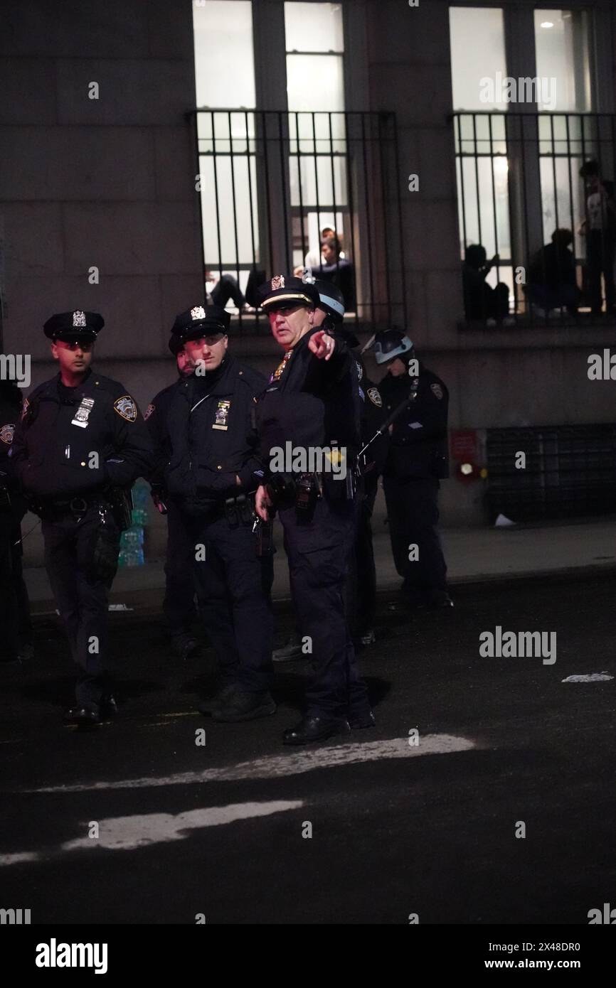 New York, Usa. April 2024. Die Proteste der pro-palästinensischen Studenten werden vor der Columbia University in New York City fortgesetzt, während die Polizei die Hamilton Hall von Studenten, die das Gebäude und das Zeltlager besetzen, befreit und Dutzende von Festnahmen vornimmt. (Foto: Catherine Nance/SOPA Images/SIPA USA) Credit: SIPA USA/Alamy Live News Stockfoto