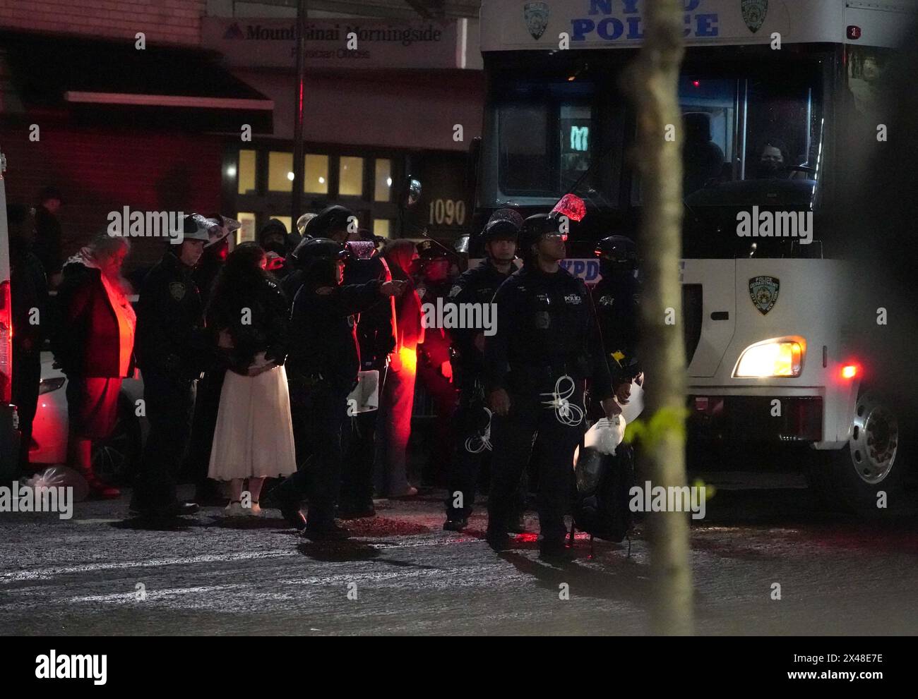 New York, Usa. April 2024. Die Proteste der pro-palästinensischen Studenten werden vor der Columbia University in New York City fortgesetzt, während die Polizei die Hamilton Hall von Studenten, die das Gebäude und das Zeltlager besetzen, befreit und Dutzende von Festnahmen vornimmt. (Foto: Catherine Nance/SOPA Images/SIPA USA) Credit: SIPA USA/Alamy Live News Stockfoto