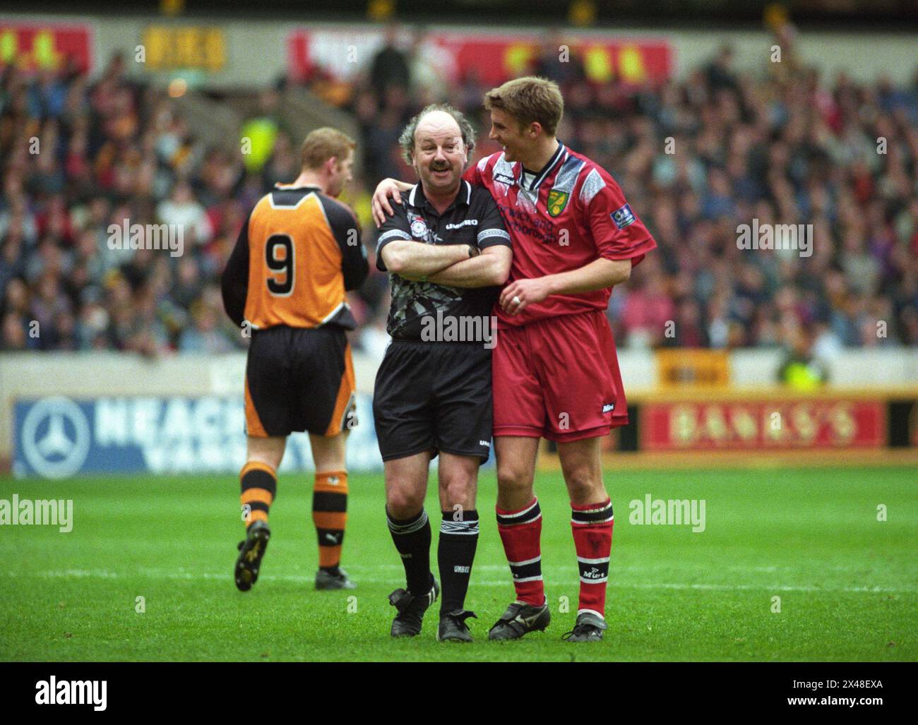 Wolverhampton Wanderers gegen Norwich City bei Molineux 5/4/97 1-0 Schiedsrichter Kevin Lynch und Daryl Sutch Stockfoto