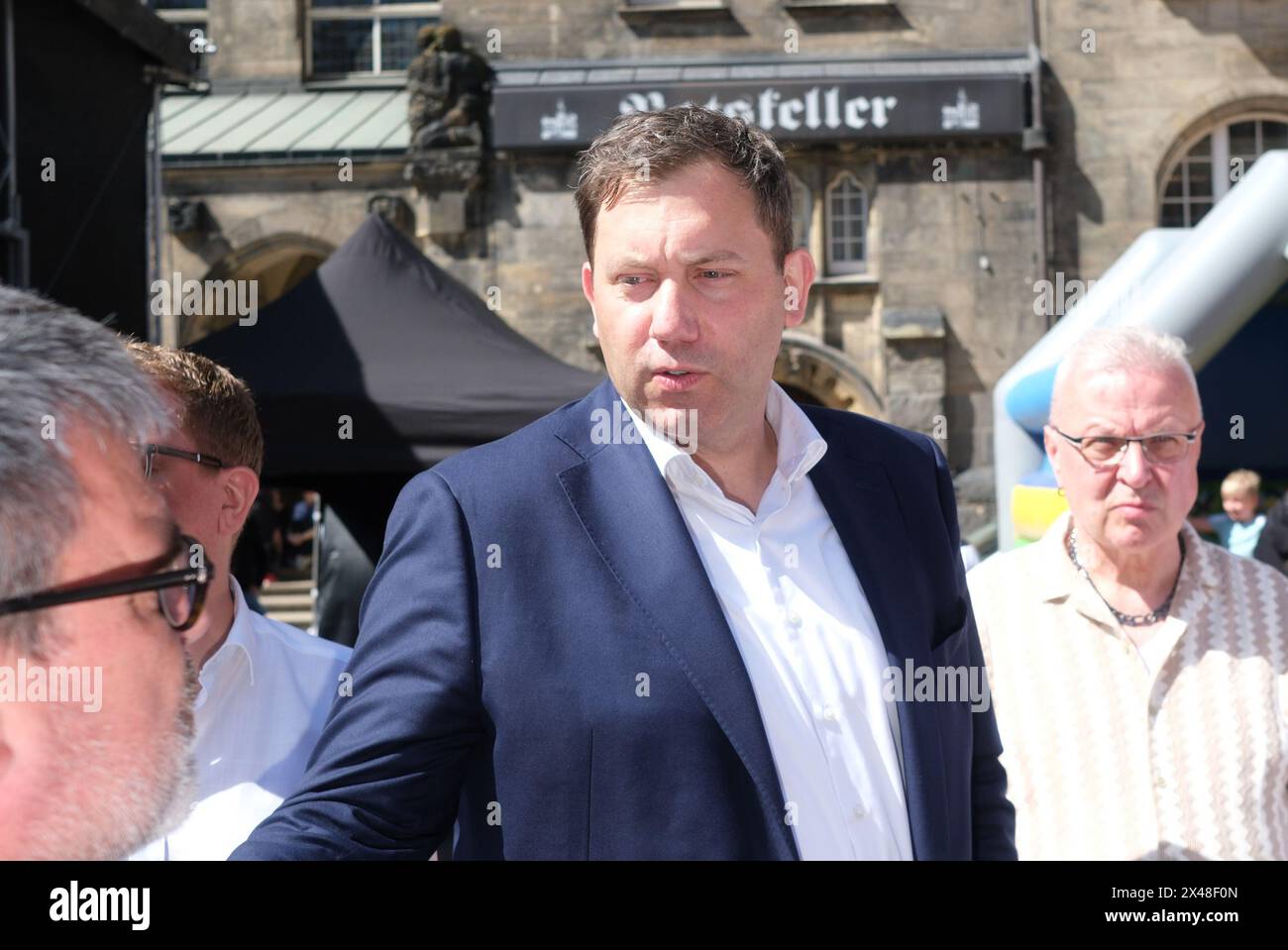 Chemnitz, Deutschland. Mai 2024. Lars Klingbeil (M), SPD-Vorsitzender, spricht mit Bürgern auf dem Marktplatz. Der Anlass war eine Kundgebung am Labor Day. Quelle: Sebastian Willnow/dpa/Alamy Live News Stockfoto