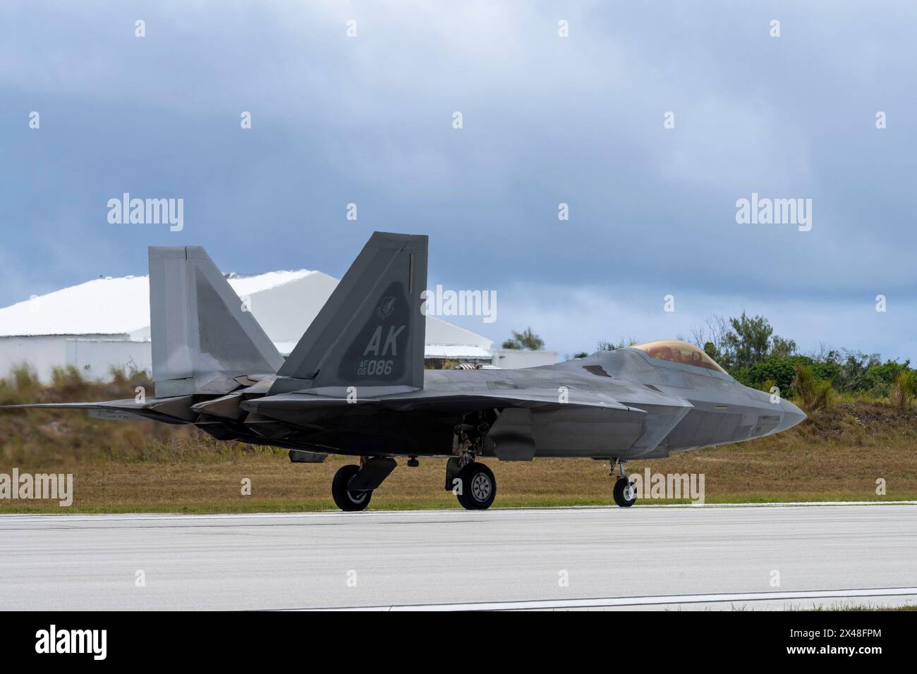 Ein F-22 Raptor der US Air Force, der der 90th Expeditionary Fighter Squadron zugeordnet ist, fährt die Fluglinie entlang und folgt einer Tankstelle tr Stockfoto