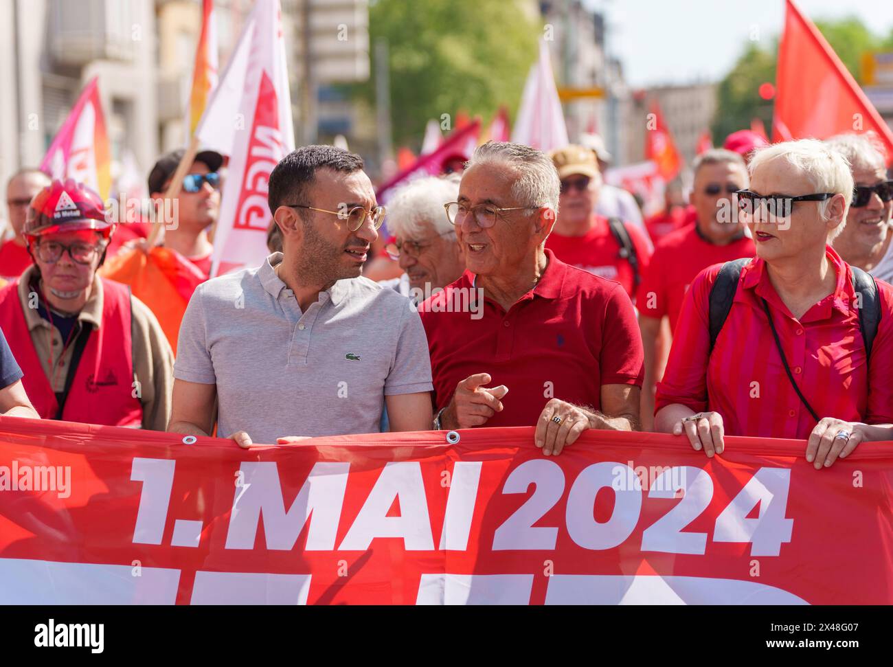 1. Mai 2024, Hessen, Frankfurt/Main: Mike Josef (M l, SPD), Oberbürgermeister der Stadt Frankfurt, und Turgut Yüksel (SPD), Landtagsabgeordneter Hessen, sprechen während der Demonstration miteinander. Unter dem Motto "mehr Lohn, mehr Freizeit, mehr Sicherheit" forderten der Deutsche Gewerkschaftsbund (DGB) und seine Mitgliedsgewerkschaften am 1. Mai 2024, dem "Tag der Arbeit", Menschen auf, sich an den Aktivitäten zu beteiligen. Foto: Andreas Arnold/dpa Stockfoto