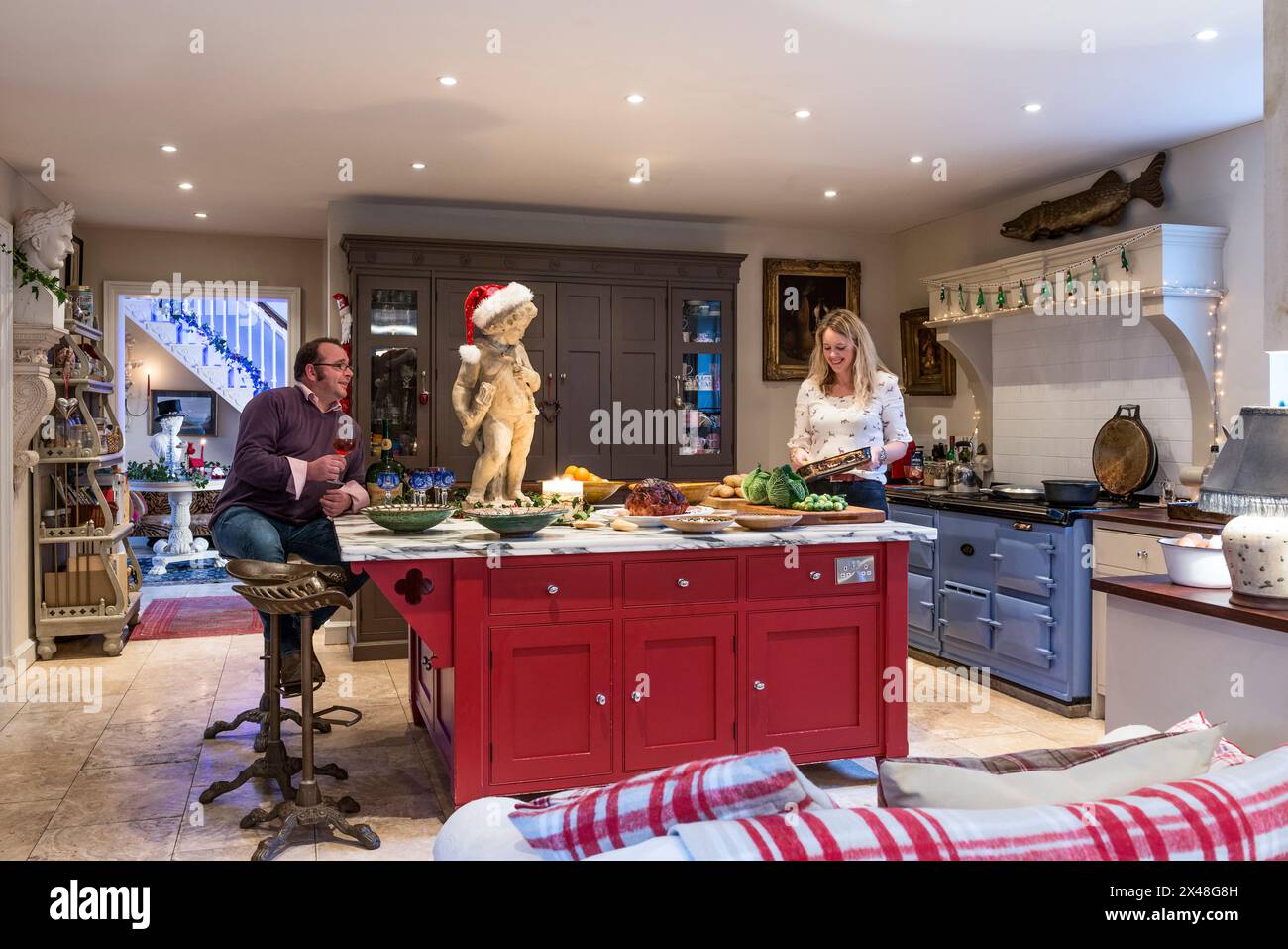 Ein Paar in der offenen Küche bereitet das Weihnachtsessen in Dorset Familienhaus, England, Großbritannien vor Stockfoto
