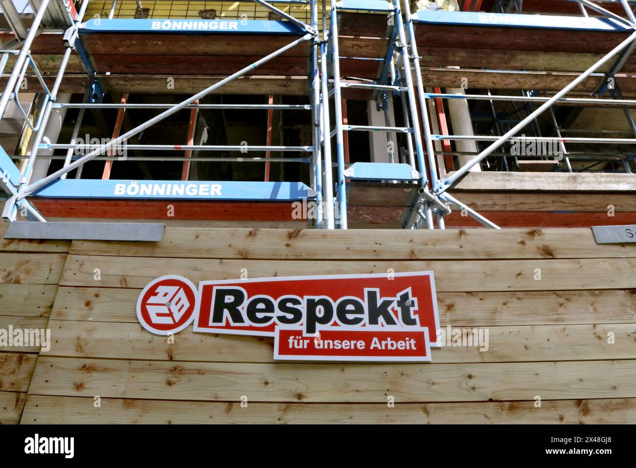 01.05.2024 Dortmund an einem Bauzaun hängt ein Schild Respekt für unsere Arbeit , gemeint ist die Arbeit der Bauarbeiter. *** 01 05 2024 Dortmund Ein Schild auf einem Bauzaun steht für Respekt vor unserer Arbeit, also der Arbeit der Bauarbeiter Stockfoto