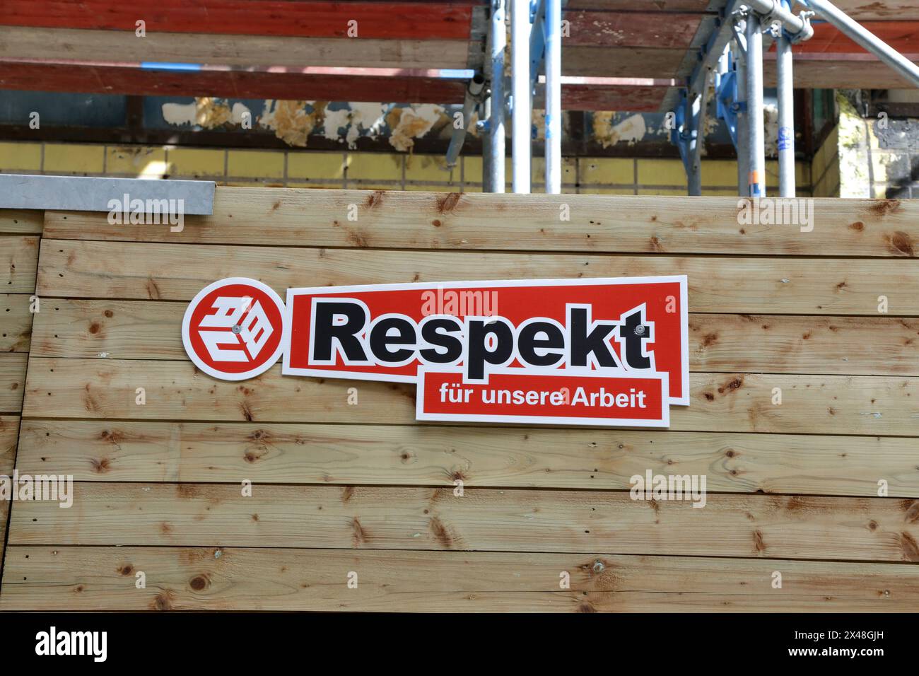 01.05.2024 Dortmund an einem Bauzaun hängt ein Schild Respekt für unsere Arbeit , gemeint ist die Arbeit der Bauarbeiter. *** 01 05 2024 Dortmund Ein Schild auf einem Bauzaun steht für Respekt vor unserer Arbeit, also der Arbeit der Bauarbeiter Stockfoto