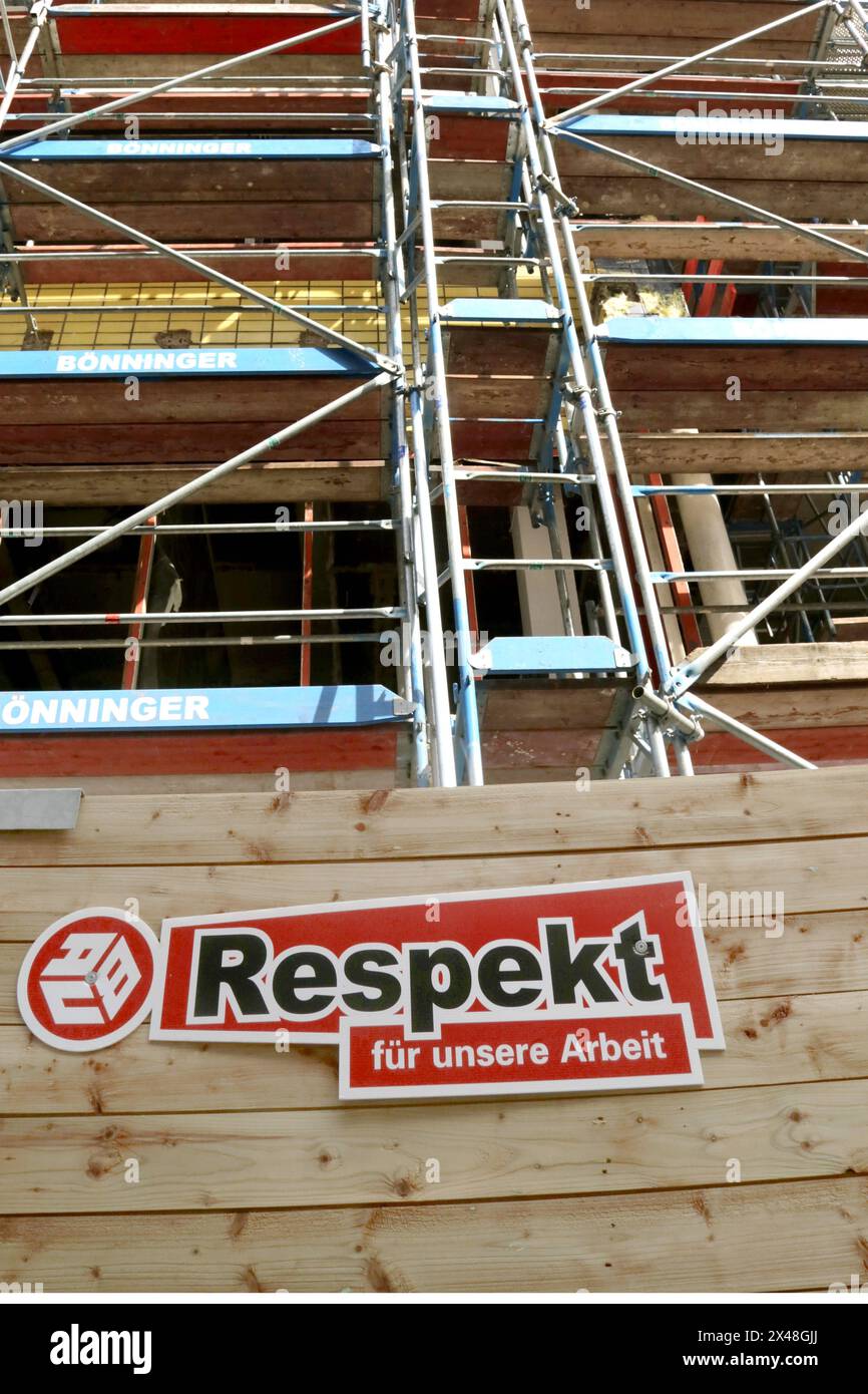 01.05.2024 Dortmund an einem Bauzaun hängt ein Schild Respekt für unsere Arbeit , gemeint ist die Arbeit der Bauarbeiter. *** 01 05 2024 Dortmund Ein Schild auf einem Bauzaun steht für Respekt vor unserer Arbeit, also der Arbeit der Bauarbeiter Stockfoto
