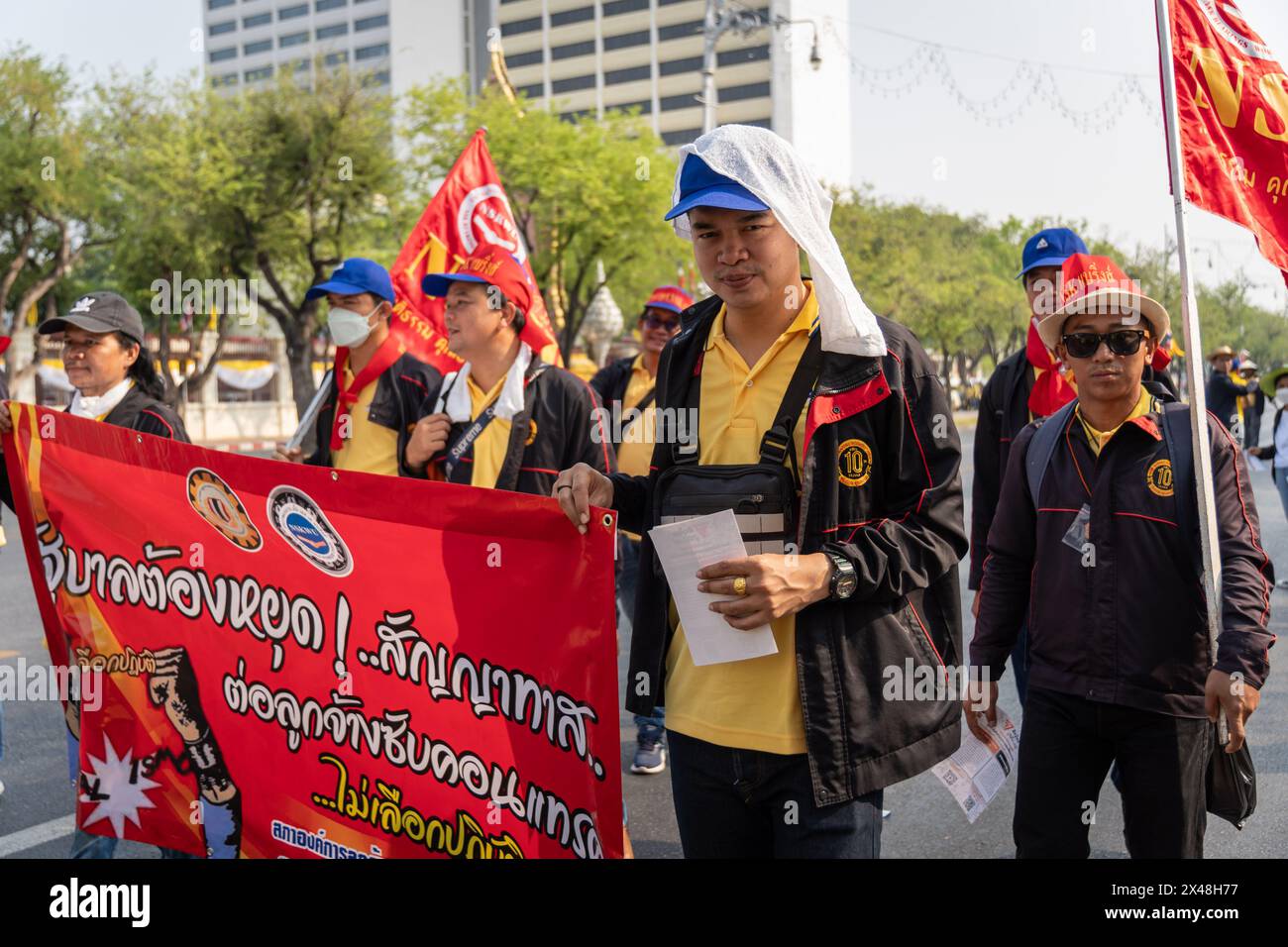 Bangkok, Thailand. Mai 2024. Arbeiter werden beim Labor Day March für ihre Rechte protestieren sehen. Thailändische und Wanderarbeiter nehmen an einem Marsch zum Internationalen Tag der Arbeit 2024 in Bangkok Teil, um mehr Wohlstand sowie einen besseren Mindestlohn und gleiche Rechte für Wanderarbeitnehmer zu erreichen. Quelle: SOPA Images Limited/Alamy Live News Stockfoto