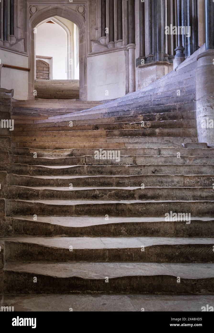 Steintreppen erodierten im Laufe der Jahrhunderte bis zum Chapter House in der Wells Cathedral Somerset UK Stockfoto