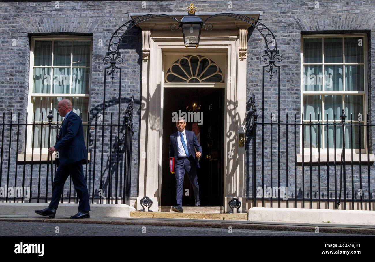 London, Großbritannien. Mai 2024. Premierminister Rishi Sunak verlässt Nummer 10, um Fragen zum Premierminister zu stellen. Er wird auf Sir Keir Starmer über den Versandkarton treffen. Quelle: Mark Thomas/Alamy Live News Stockfoto