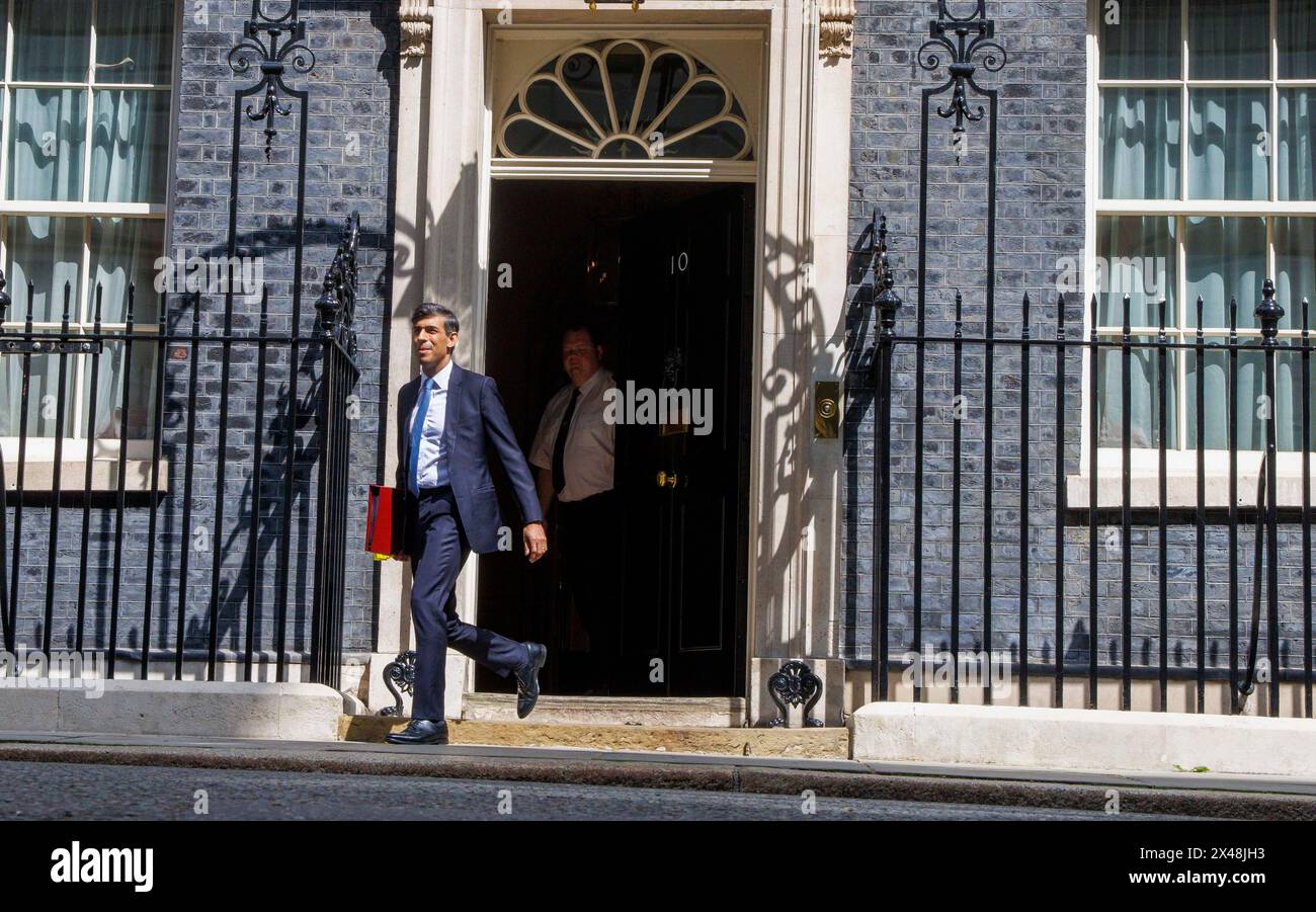 London, Großbritannien. Mai 2024. Premierminister Rishi Sunak verlässt Nummer 10, um Fragen zum Premierminister zu stellen. Er wird auf Sir Keir Starmer über den Versandkarton treffen. Quelle: Mark Thomas/Alamy Live News Stockfoto