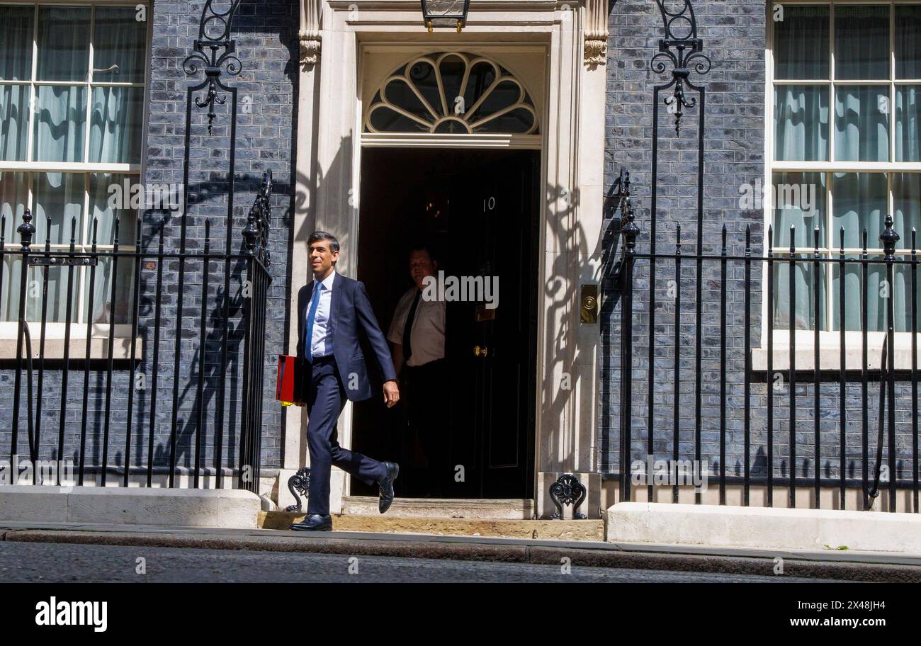 London, Großbritannien. Mai 2024. Premierminister Rishi Sunak verlässt Nummer 10, um Fragen zum Premierminister zu stellen. Er wird auf Sir Keir Starmer über den Versandkarton treffen. Quelle: Mark Thomas/Alamy Live News Stockfoto