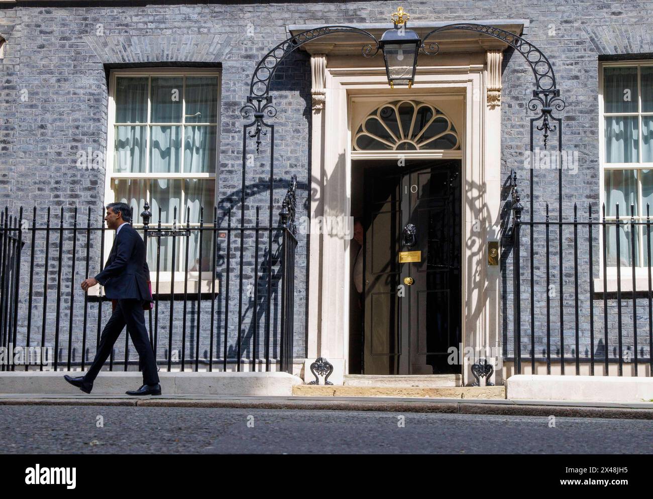 London, Großbritannien. Mai 2024. Premierminister Rishi Sunak verlässt Nummer 10, um Fragen zum Premierminister zu stellen. Er wird auf Sir Keir Starmer über den Versandkarton treffen. Quelle: Mark Thomas/Alamy Live News Stockfoto