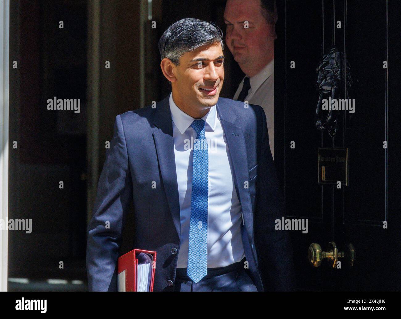 London, Großbritannien. Mai 2024. Premierminister Rishi Sunak verlässt Nummer 10, um Fragen zum Premierminister zu stellen. Er wird auf Sir Keir Starmer über den Versandkarton treffen. Quelle: Mark Thomas/Alamy Live News Stockfoto