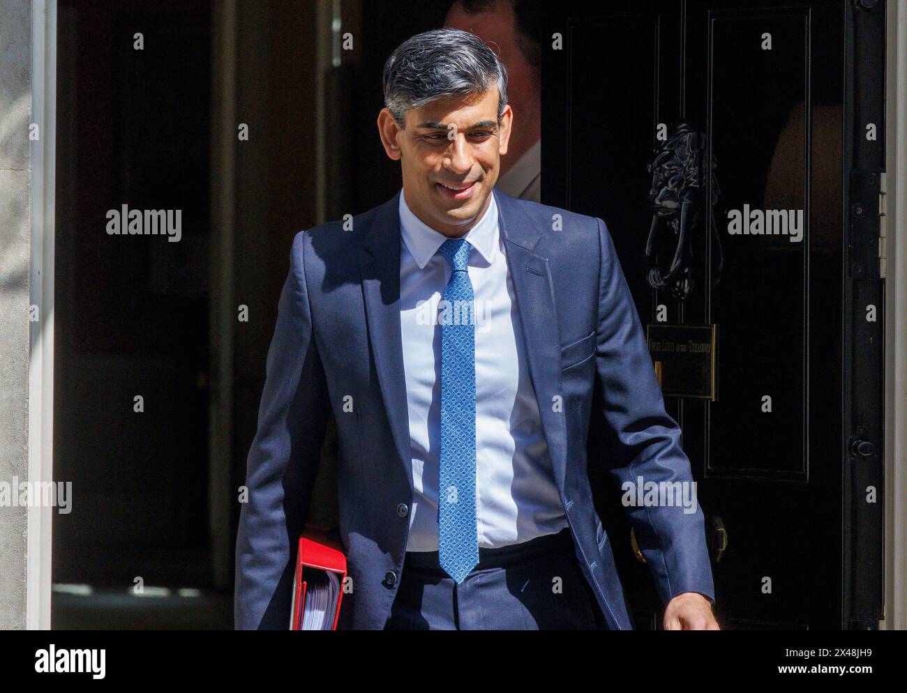 London, Großbritannien. Mai 2024. Premierminister Rishi Sunak verlässt Nummer 10, um Fragen zum Premierminister zu stellen. Er wird auf Sir Keir Starmer über den Versandkarton treffen. Quelle: Mark Thomas/Alamy Live News Stockfoto