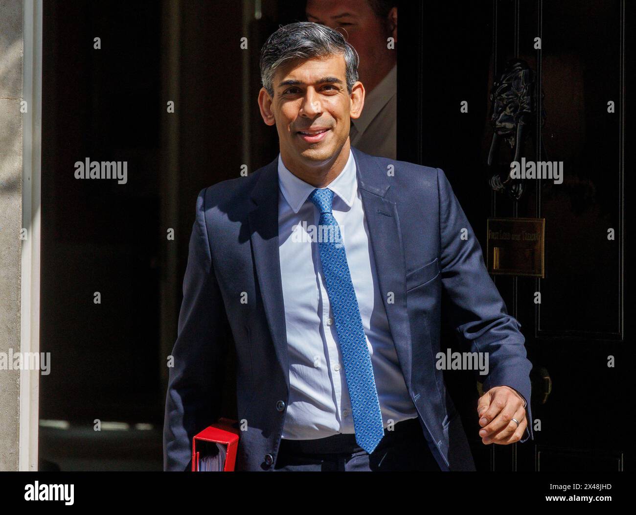 London, Großbritannien. Mai 2024. Premierminister Rishi Sunak verlässt Nummer 10, um Fragen zum Premierminister zu stellen. Er wird auf Sir Keir Starmer über den Versandkarton treffen. Quelle: Mark Thomas/Alamy Live News Stockfoto