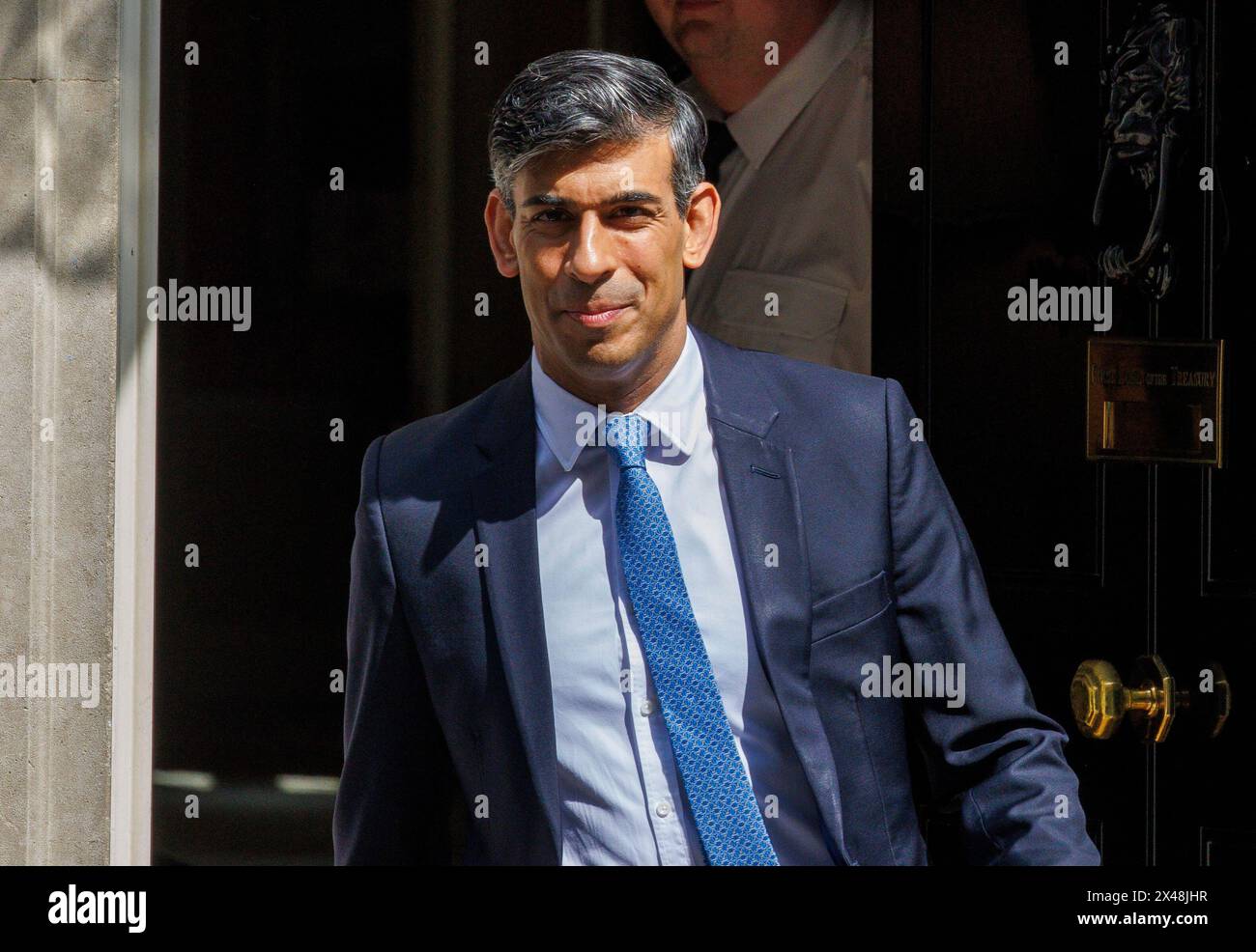London, Großbritannien. Mai 2024. Premierminister Rishi Sunak verlässt Nummer 10, um Fragen zum Premierminister zu stellen. Er wird auf Sir Keir Starmer über den Versandkarton treffen. Quelle: Mark Thomas/Alamy Live News Stockfoto