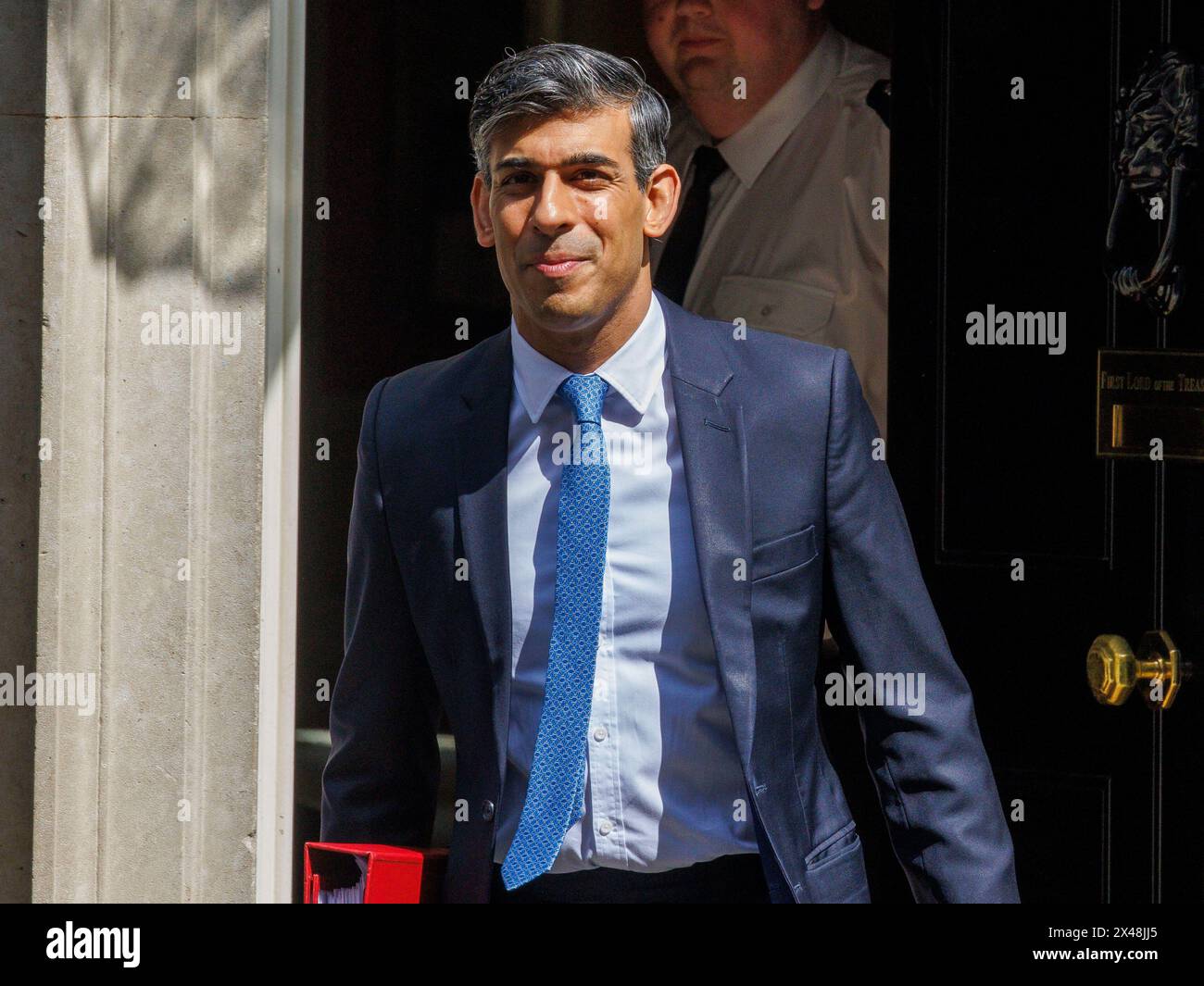 London, Großbritannien. Mai 2024. Premierminister Rishi Sunak verlässt Nummer 10, um Fragen zum Premierminister zu stellen. Er wird auf Sir Keir Starmer über den Versandkarton treffen. Quelle: Mark Thomas/Alamy Live News Stockfoto
