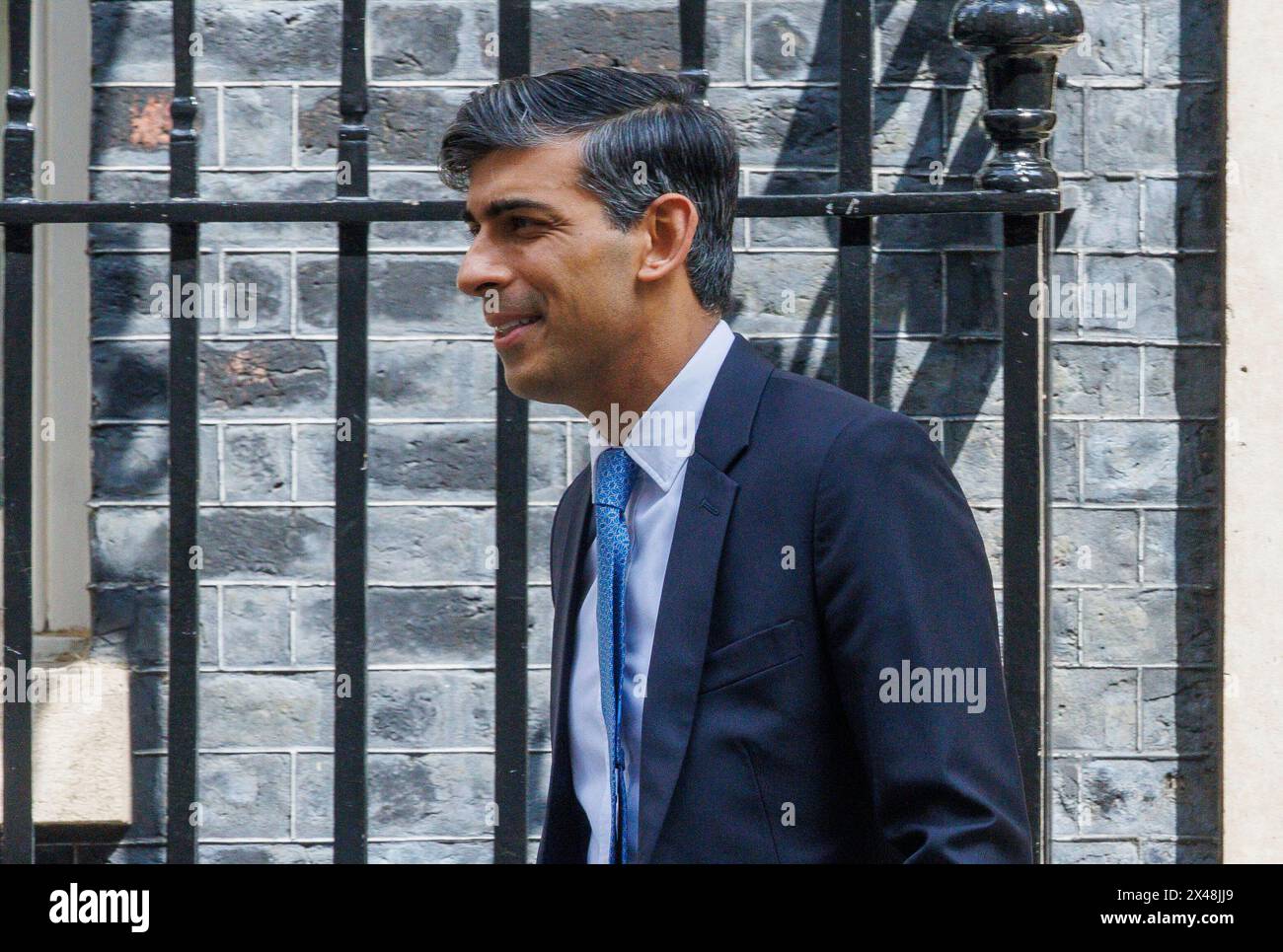 London, Großbritannien. Mai 2024. Premierminister Rishi Sunak verlässt Nummer 10, um Fragen zum Premierminister zu stellen. Er wird auf Sir Keir Starmer über den Versandkarton treffen. Quelle: Mark Thomas/Alamy Live News Stockfoto