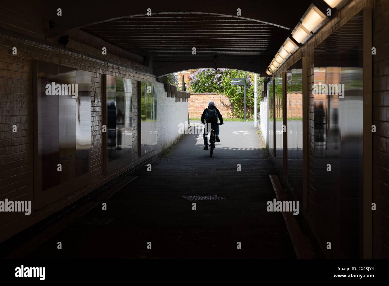 Fußweg/Radweg U-Bahn am Bahnhof Leamington Spa, Warwickshire, Großbritannien Stockfoto