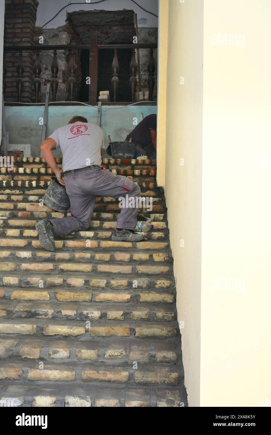 Ein freimaurer baut eine Ziegeltreppe im Kloster Novo Hopovo, Fruska Gora in Nordserbien Stockfoto