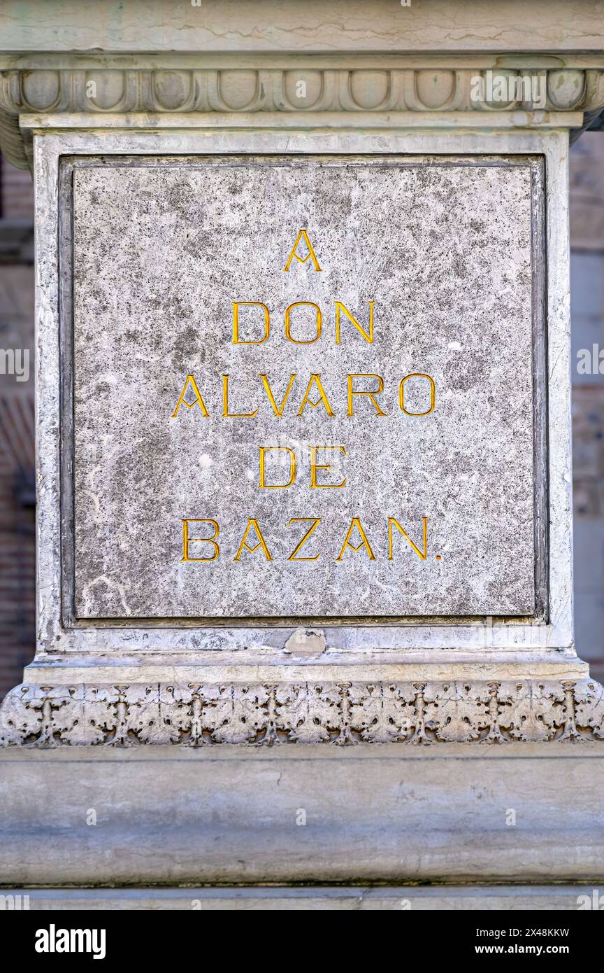 Inschrift auf dem Sockel der Statue Don Alvaro de Bazan, Plaza de la Villa, Madrid, Spanien Stockfoto