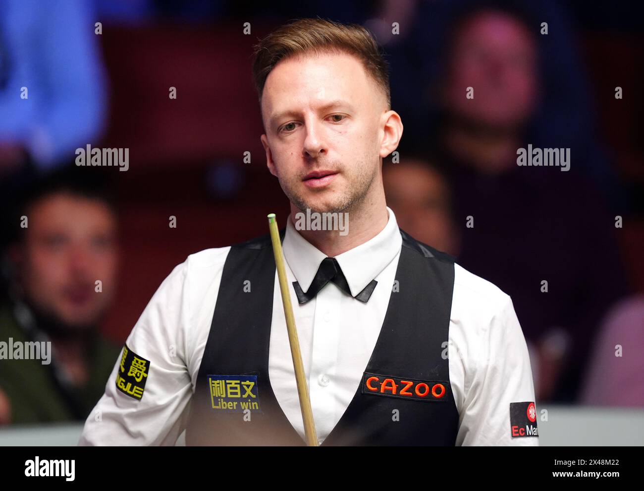 Judd Trump warf nach der Niederlage gegen Jak Jones am 12. Tag der Cazoo-Snooker-Weltmeisterschaft 2024 im Crucible Theatre in Sheffield ein. Bilddatum: Mittwoch, 1. Mai 2024. Stockfoto