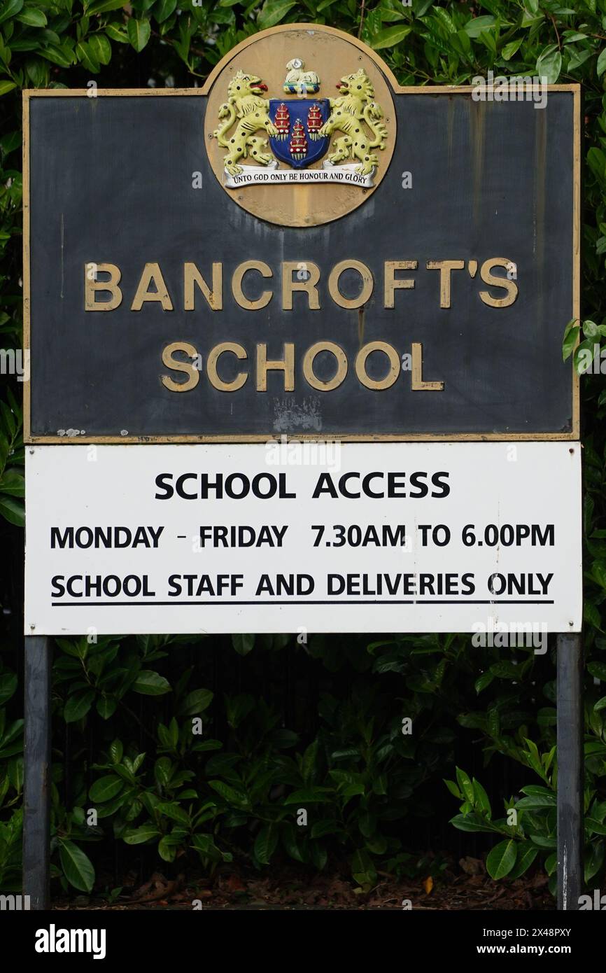 Ein Schild an der Bancroft's, unabhängigen Schule in Woodford Green, Ost-London, wo der 14-jährige Junge, der bei einem Schwertangriff in Hainault getötet wurde, die gleiche Schule besucht hat, die die Medizinstudentin Grace O'Malley-Kumar besuchte, die letztes Jahr in Nottingham tödlich erstochen wurde. Bilddatum: Mittwoch, 1. Mai 2024. Stockfoto