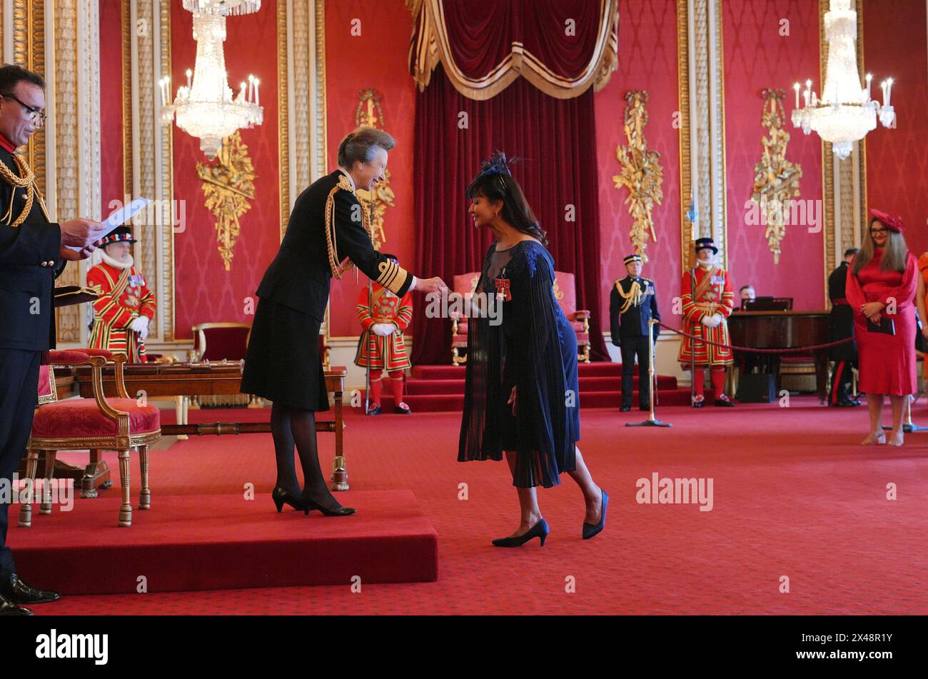 Julie Allsopp (Julie Felix) aus Looe wurde von der Prinzessin Royal im Buckingham Palace zum Mitglied des Ordens des britischen Empire ernannt. Die Ehre würdigt Verdienste um die Tanzausbildung. Bilddatum: Mittwoch, 1. Mai 2024. Stockfoto