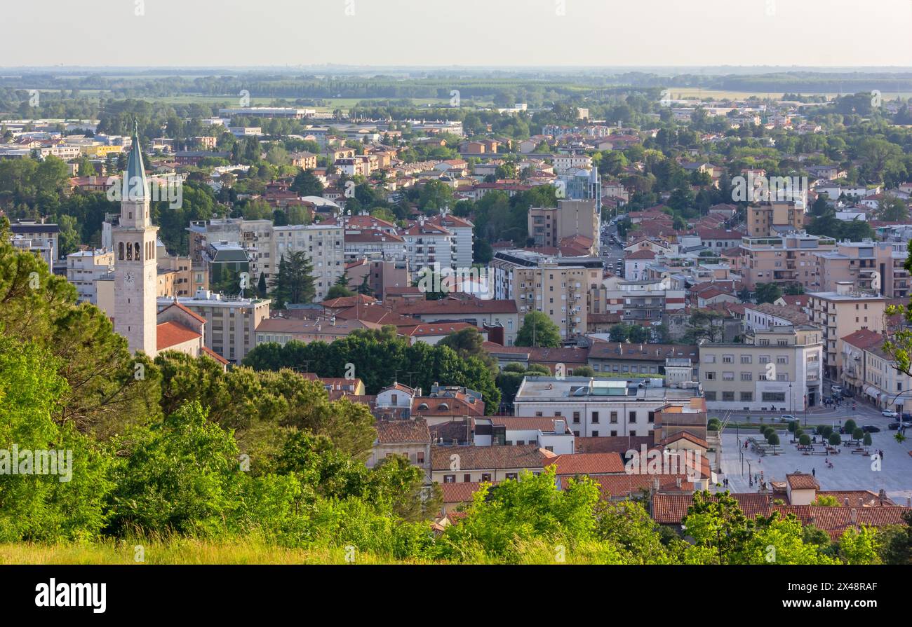 Blick auf Monfalcone, Italien, vom Hügel neben der Festung Rocca Stockfoto